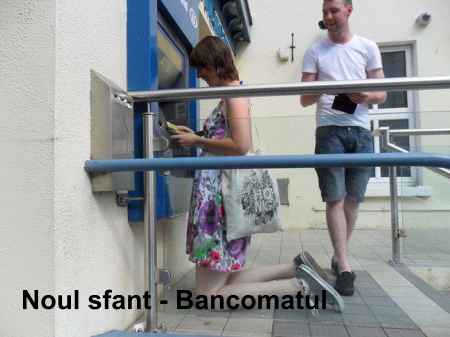 Imagine haioasa cu un bancomat pus prea jos Imagine haioasa cu un bancomat pus prea jos