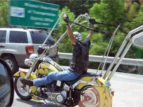motocicleta cu ghidon ciudat
