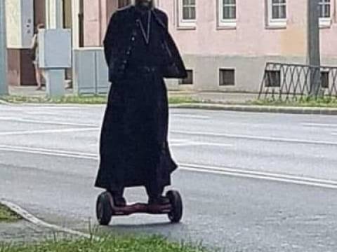 Ce a patit un calugar pe strada
