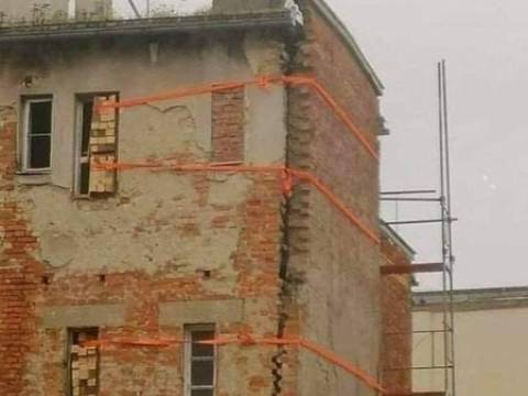 De ce un nebun dă cu ciocanul &icirc;n perete