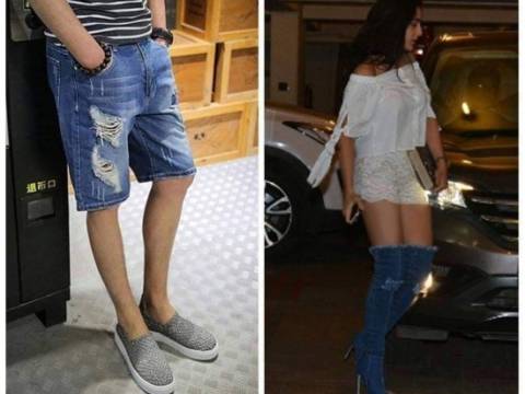 Cum se poate purta o pereche de jeans de doua persoane 