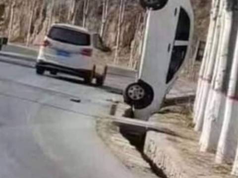 Cum se ceartă in trafic doi moldoveni 
