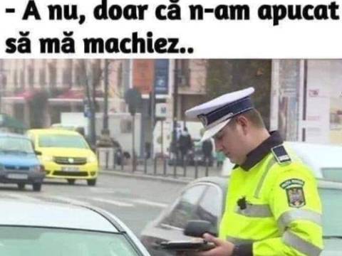O blonda explică cum funcționează motorul unei mașini