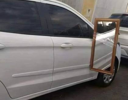 De ce o șoferiță nu se uită &icirc;n oglinzile laterale